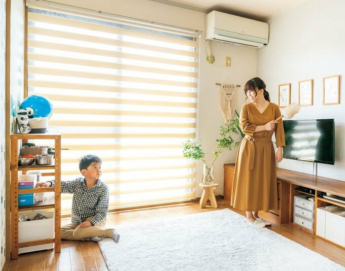 リビングに母と子