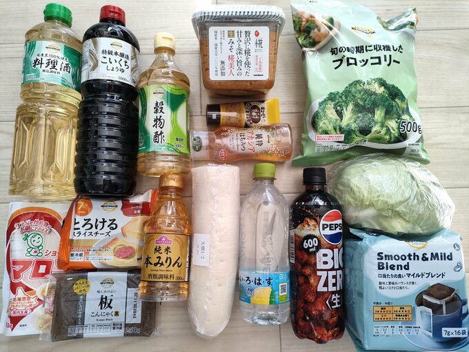 ネットスーパーで購入したもの。プライベートブランド品を中心に、調味料・飲み物・重たい野菜などをチョイス