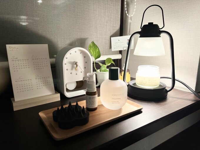 ワークスペースのテーブルに置かれた、やさしい光のキャンドルウォーマーライト