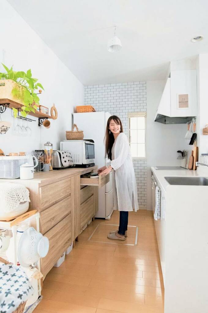 女性キッチンにたつ