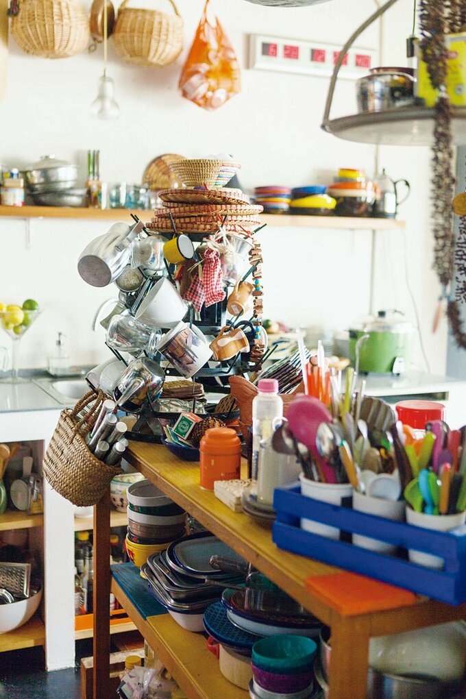 大量のマグカップ