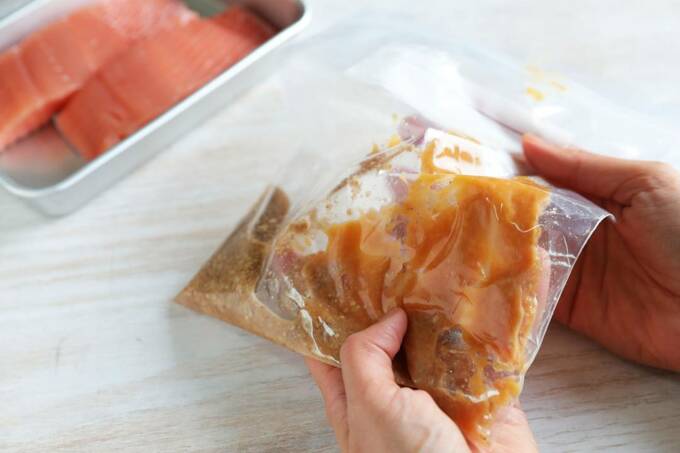 ジッパーつき保存袋に調味料