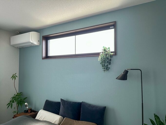 朝に自然と部屋が明るくなるように2つ窓をつけた