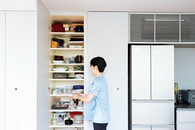 天井までの高さを生かした食器収納スペース