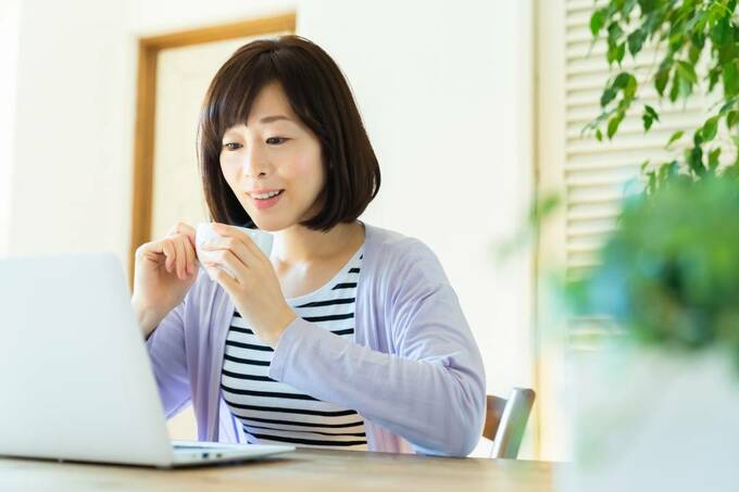 パソコンを見る女性