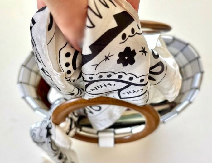 スカーフをバッグの口部分に垂らす