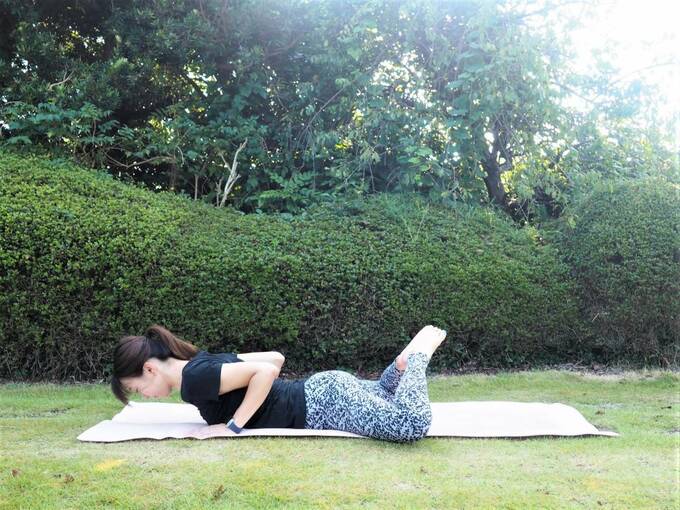 足先を持ち上げてひざを左右に大きく開き、足の裏同士をつける