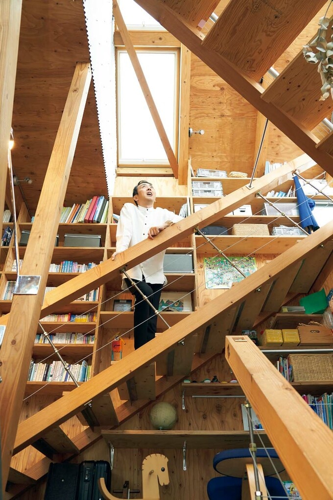 階段に立つアンガールズの田中さん