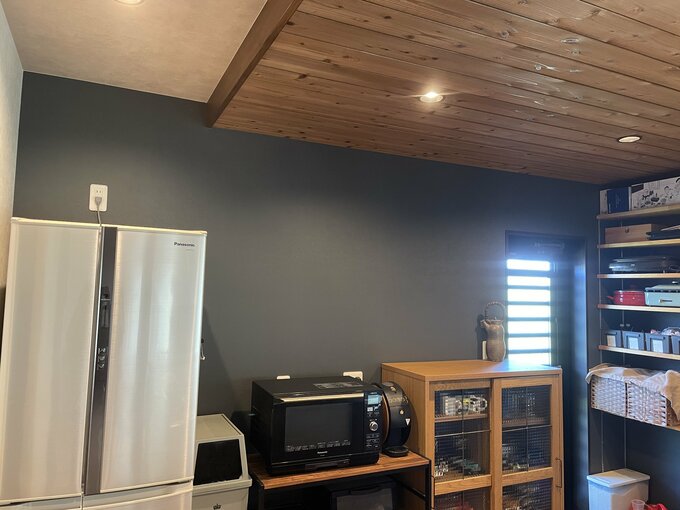 キッチンの黒い壁紙