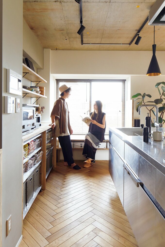 キッチン横の出窓を活用したベンチスペース