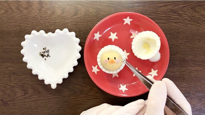 黒ゴマで目をつける様子