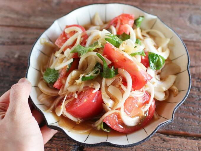 新タマとトマトのゴマポン和えを持つ様子