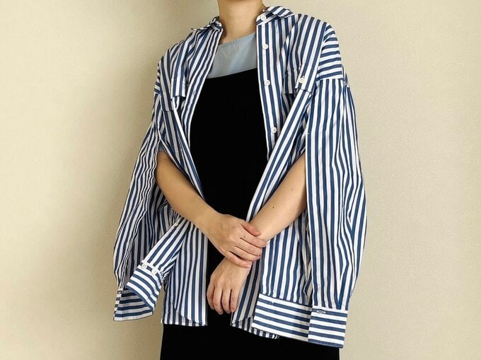 青と白のストライプシャツ