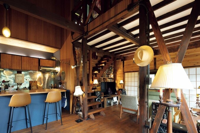 階段の踏み板など、使用した木材の多くは工事を依頼した大工さんから提供