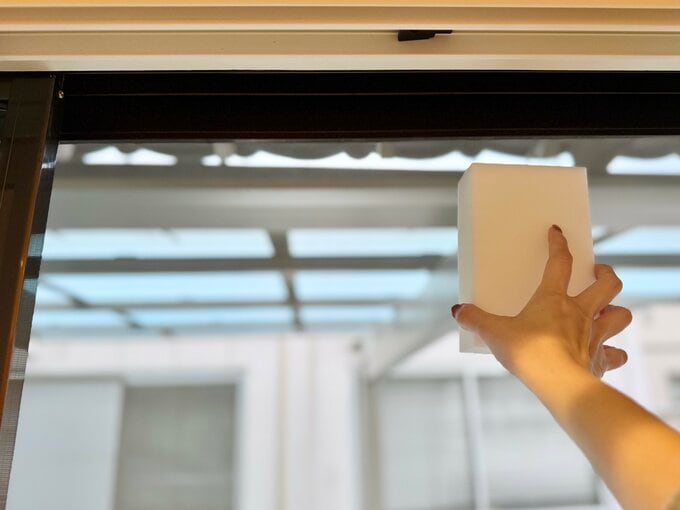 メラミンスポンジで網戸掃除