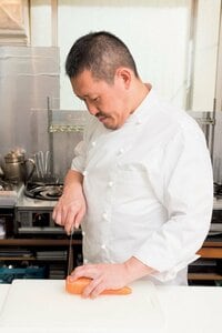 手首、腕、ひじが真っすぐになるように包丁を持つ