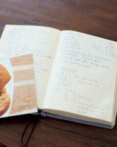 つくり慣れない料理は、自作のレシピノートにメモ