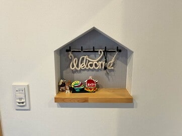 ニッチを家じゅうにつくってスッキリ。壁の厚みを有効利用して便利な収納スペースに