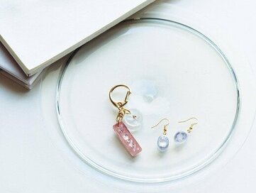 100円グッズでつくる「アクセサリー」。自分だけのピアス＆キーホルダーが完成