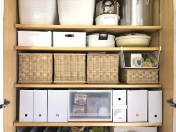 無印良品のブリ材バスケット。リビングやキッチンにすっきりなじむ