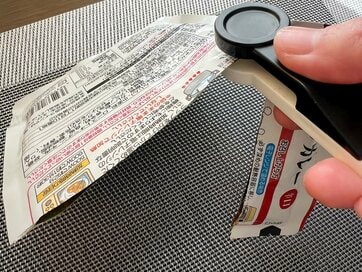 レトルトカレーやパスタソースを最後まで絞り出す。セリアの「レトルト絞り＆カッター」で熱さや飛び散り問題を解決