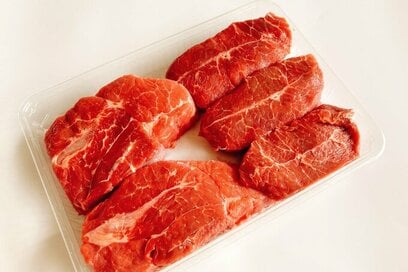 「コストコ」でおすすめのレジャーで大活躍の食品5選。分厚いミスジ肉はお手頃でボリューミー
