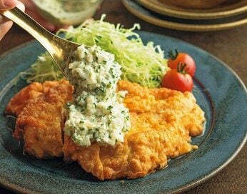 笠原将弘さんのつくる「鶏胸肉のチキン南蛮」。カリッと衣としっとり食感に感動