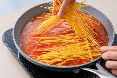 フライパンで完結「トマトの煮込みパスタ」レシピ。モッツァレラチーズがとろ～り、たまらない！