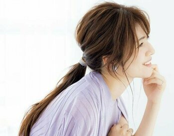 大人のおしゃれな「ひとつ結び」。巻かなくても簡単こなれ見え