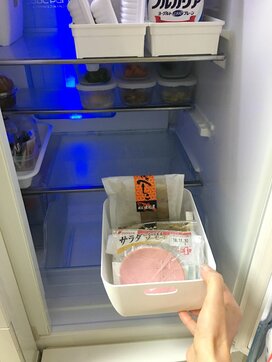 冷蔵庫に100円のカゴ1つで、使い忘れがなくなった！