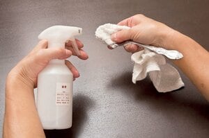 フォークにタオルをかぶせ重曹水を吹きかける