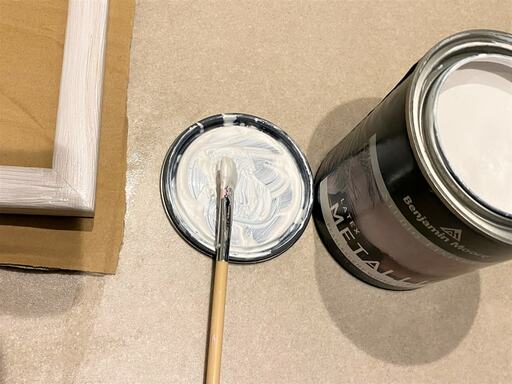 缶のフタの裏をパレット代わりに使用