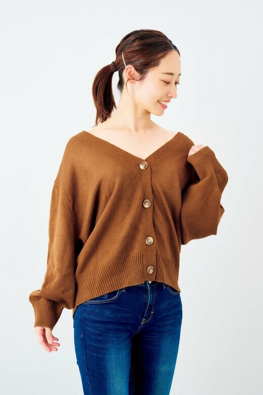 Vネックのトップスを着た女性