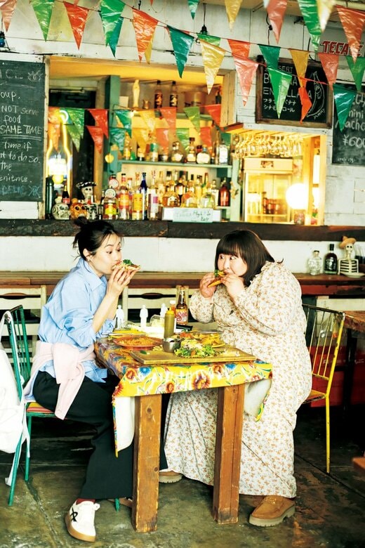 食事をする2人の女性