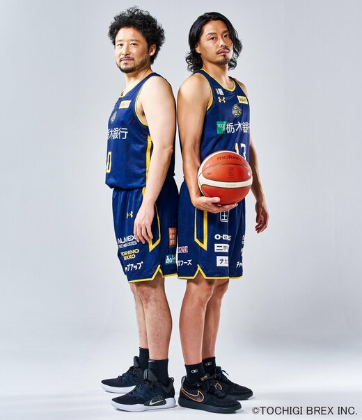 田臥選手と渡邊選手が背中合わせで立っている様子