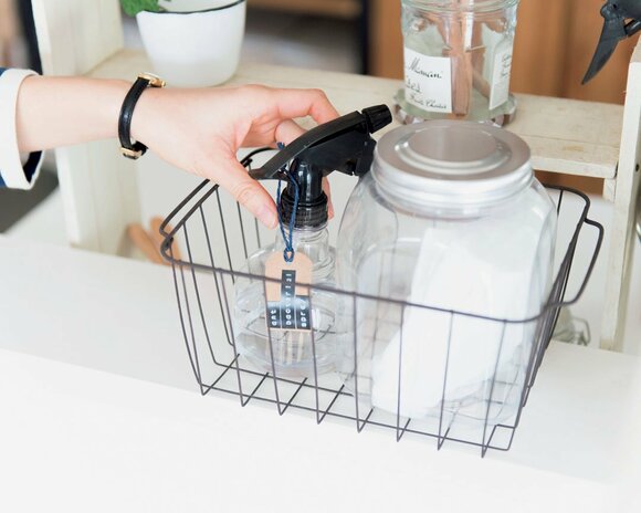 ワイヤーカゴに掃除グッズをひとまとめ