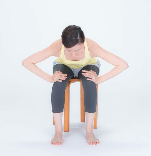 前傾して手でひざを内側に押し、ひざで手を外側に押す