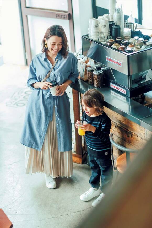 子どもと飲み物を飲む女性
