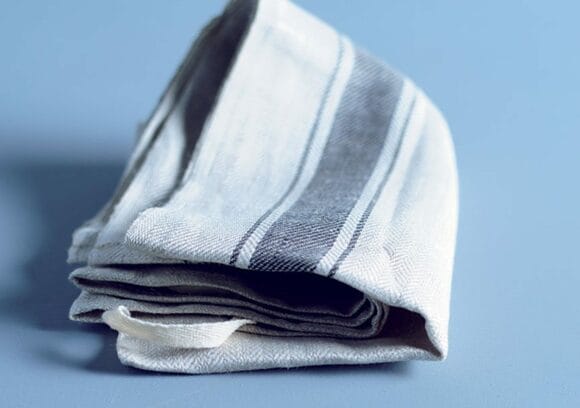 高級リネンのクロスは つるして使えるループつき