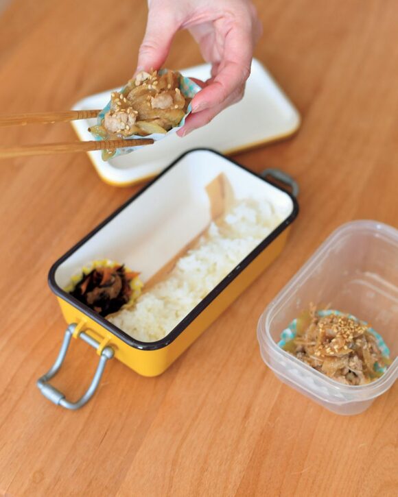 お弁当におかずを盛りつける様子
