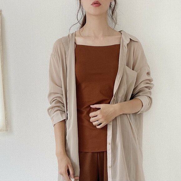 エアリズムコットンブラキャミソールを着た様子