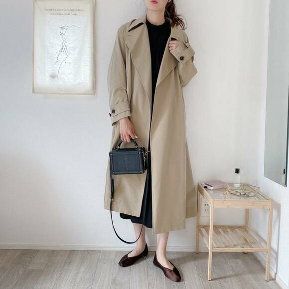 ロング丈のワンピースとトレンチコートのコーデ