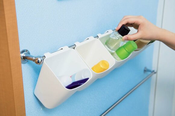 小物入れと青い壁