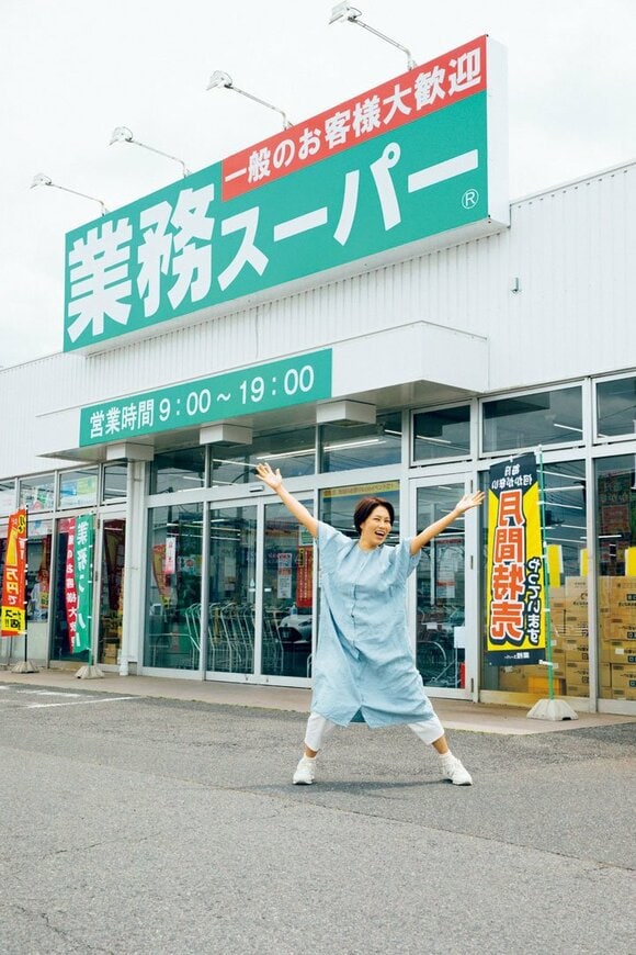 業務スーパーの前に女性