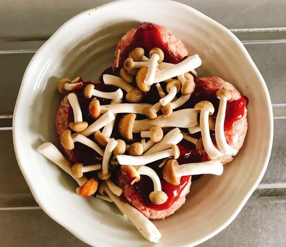 Bをよく混ぜて(1)に回しかけ、シメジをのせる。