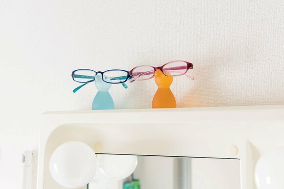 メガネは洗面台の上