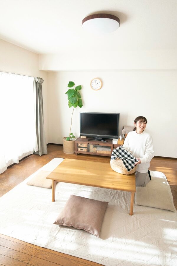 リビングにいる女性