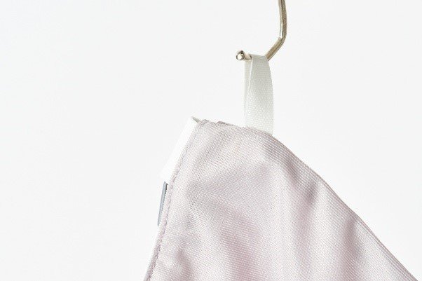 洗濯ネットのループがフックに引っかかっている様子