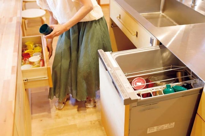 食洗器から取り出した食器を収納しているところ