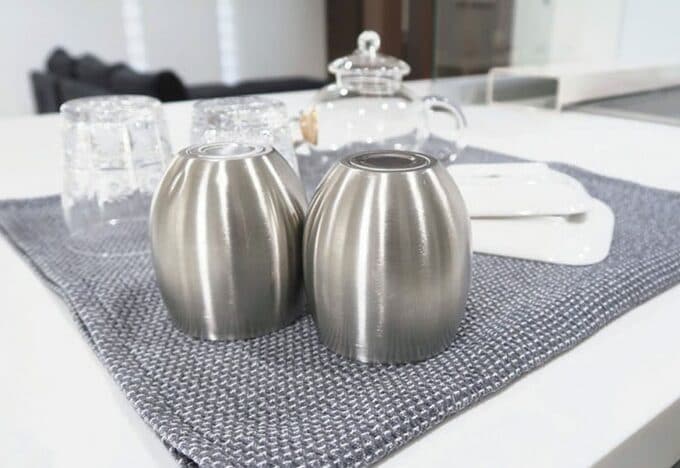 吸水マットにコップを置いている様子